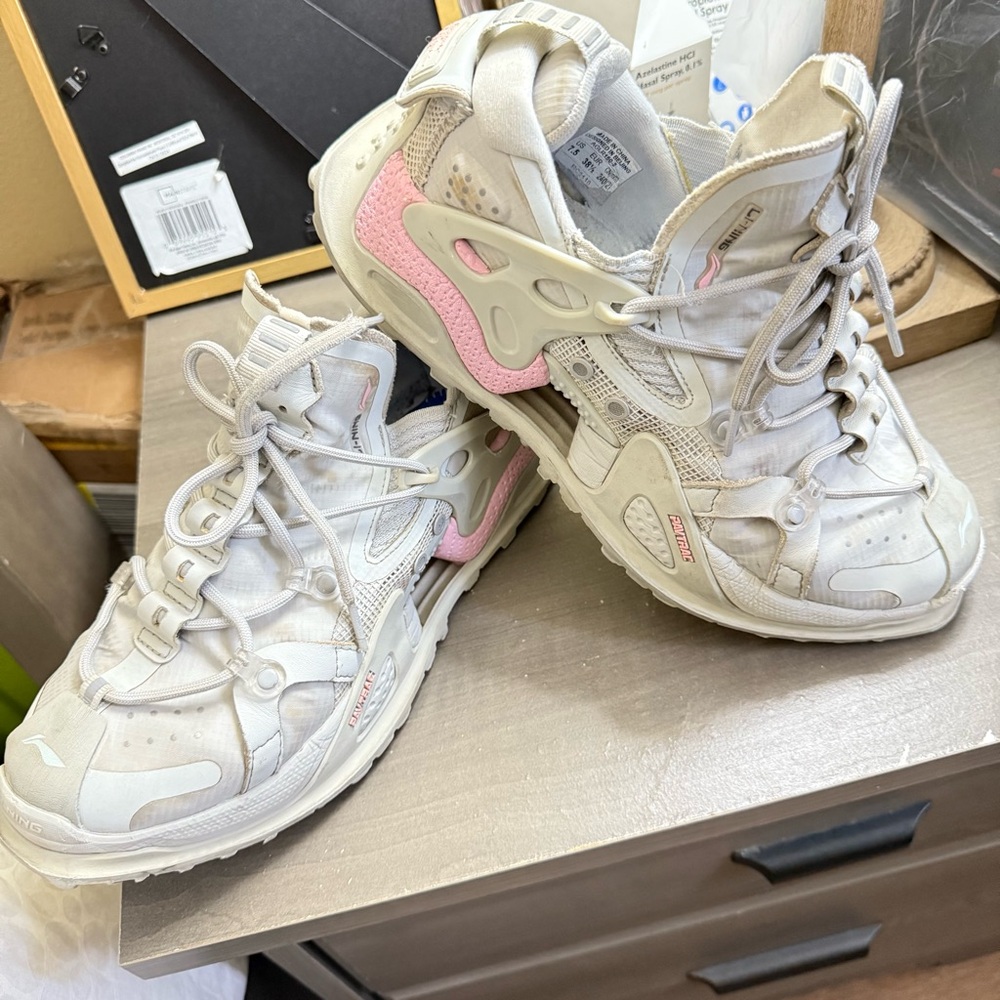 Li-Ning pavtrac Vintage White and Pink Sneakers with Chunky Design size 7.5